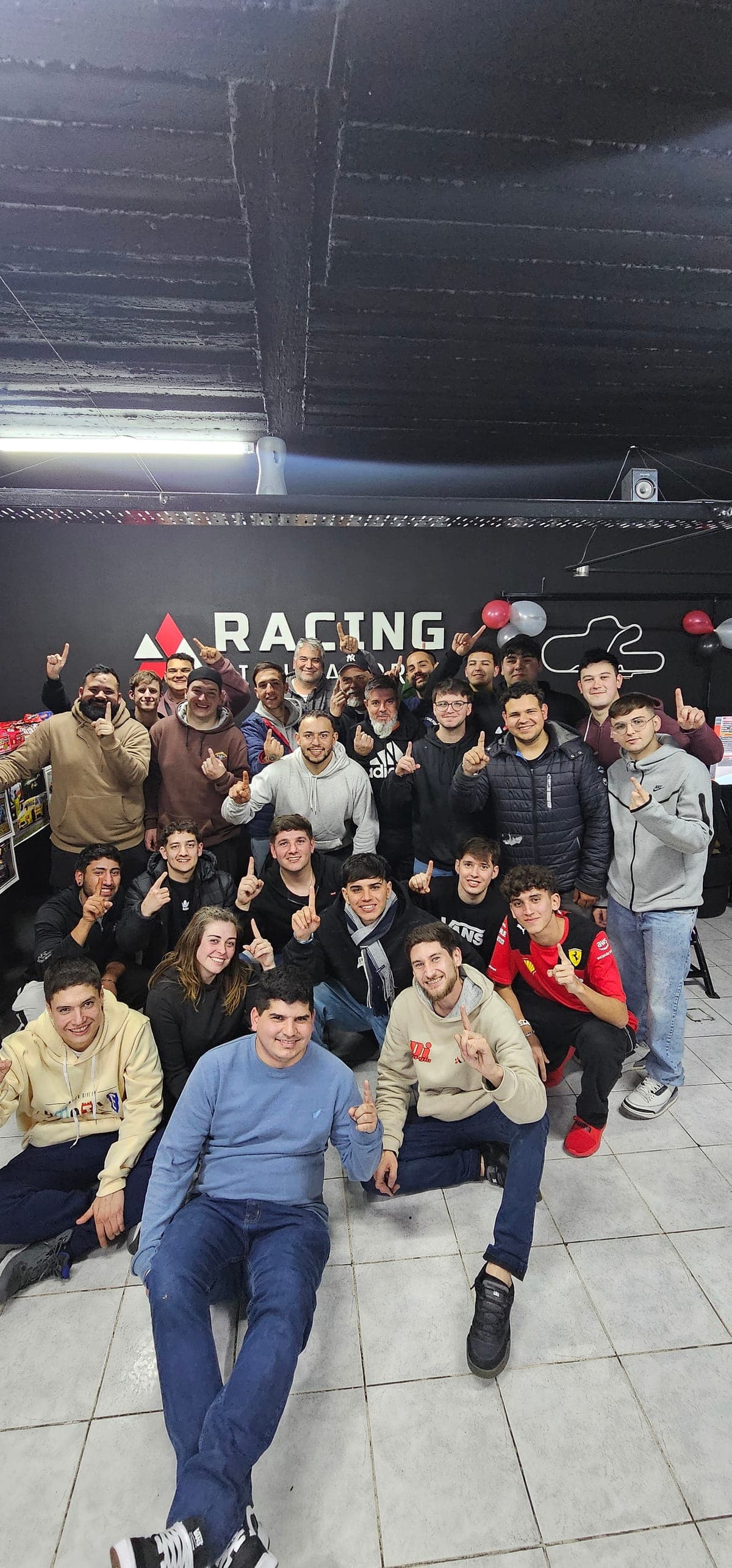 Grupo de pilotos y amigos festejando juntos en Aracing Berazategui