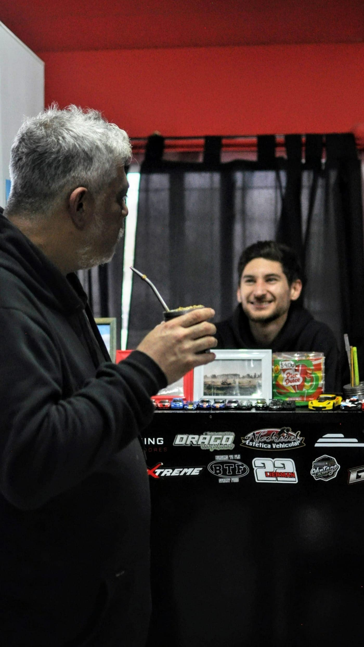 Charla y mate entre pilotos en Aracing